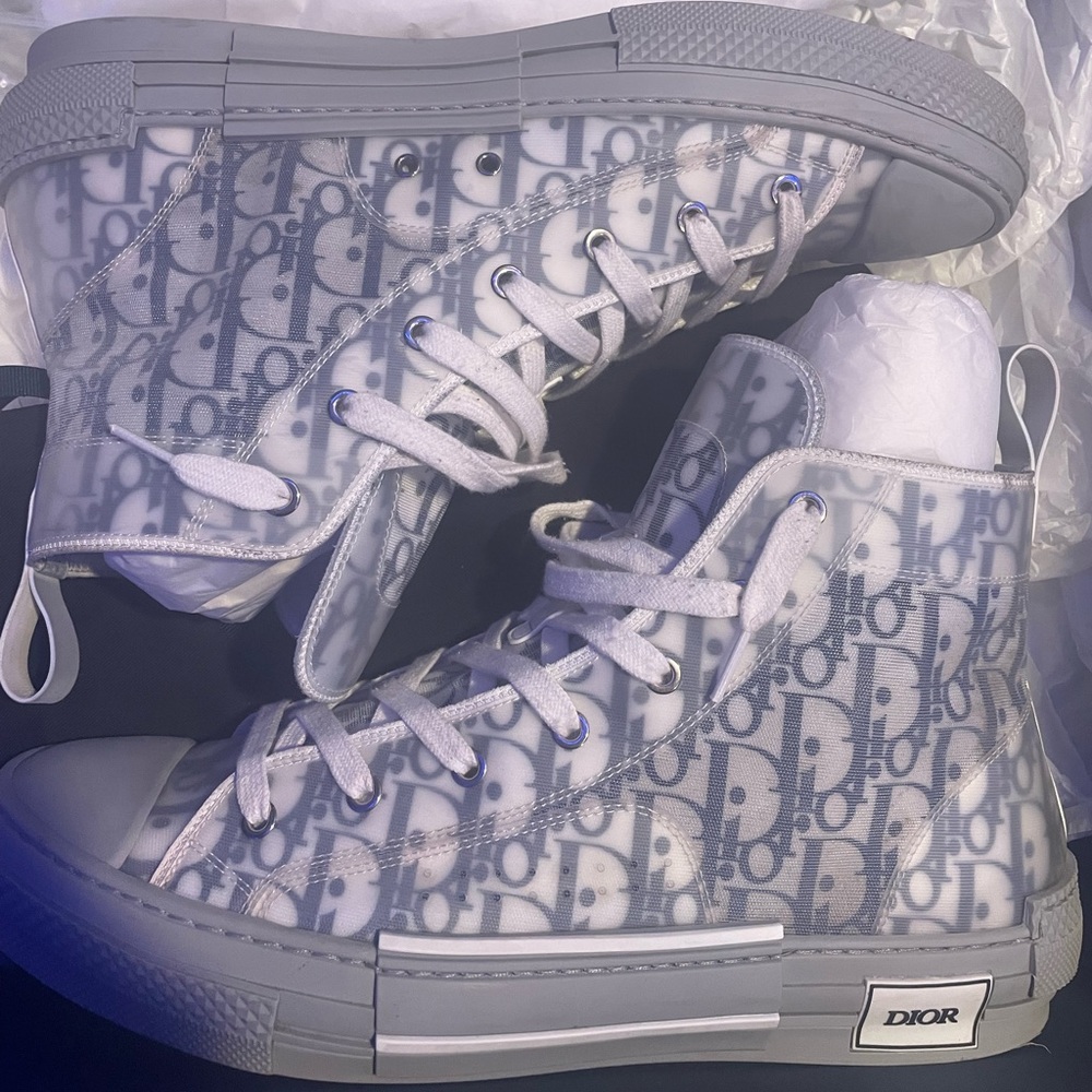 B23 HIGH-TOP SNEAKER
White and Navy Blue Dior Oblique Canvas